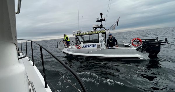 Late-night rescue for two fishermen stranded off Wollongong coast