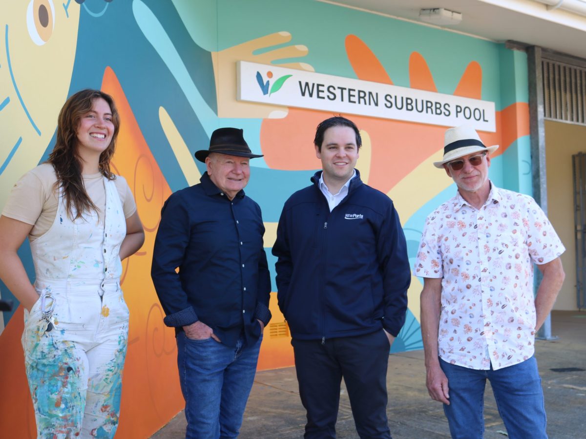 Artist Karla Hayes, Lord Mayor Gordon Bradbery, NSW Port’s Jon Stewart and UOW’s Andy Davis in front of the mural.