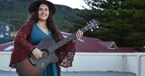 UOW music student named Youth Artist of the Year at Australian Folk Music Awards