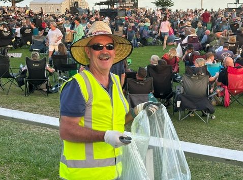 Kiama Lions volunteer collecting cans at Red Hot Summer tour concert. 