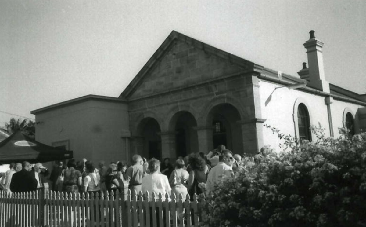 Crowds outside the old Wollongong Courthouse.