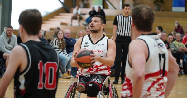 Wollongong Roller Hawks back on the court as embattled basketball league returns