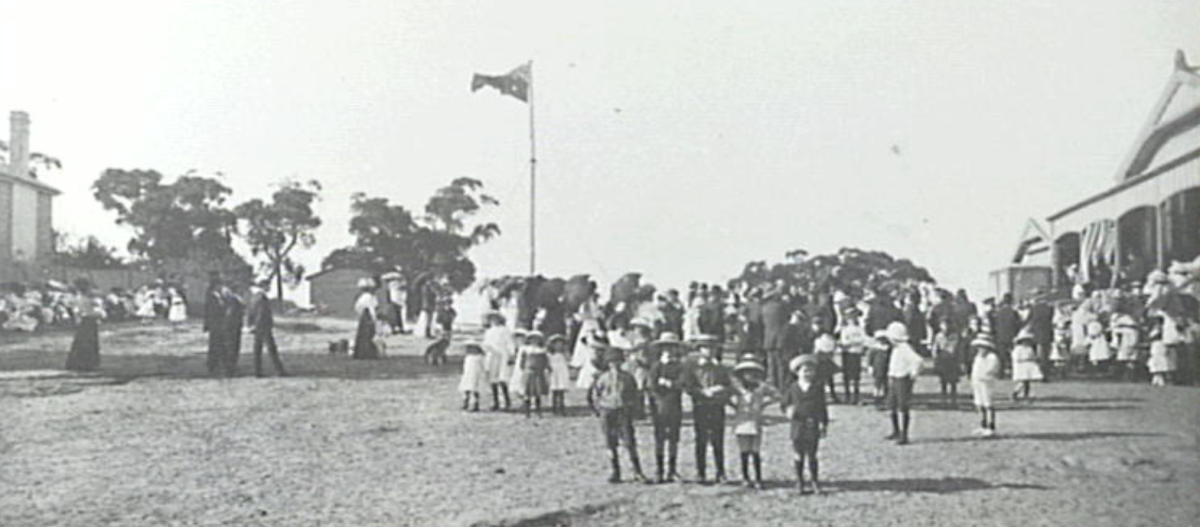 Photo of schoolchildren in the early 1900s.