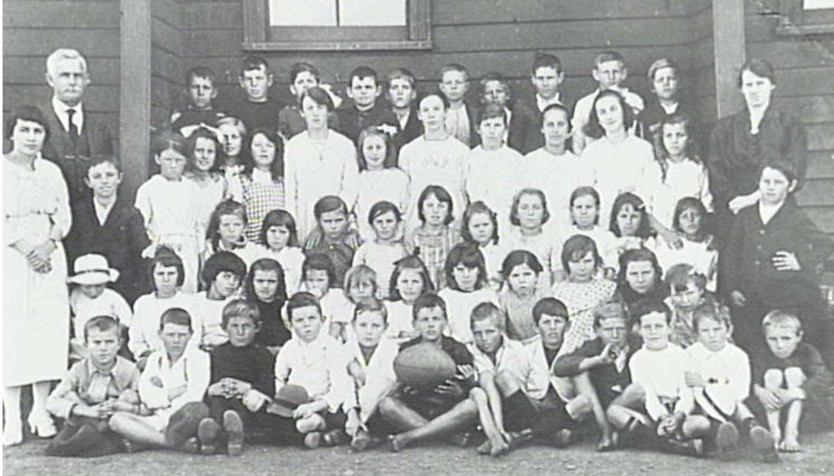 Black and white photo of group of schoolchildren.
