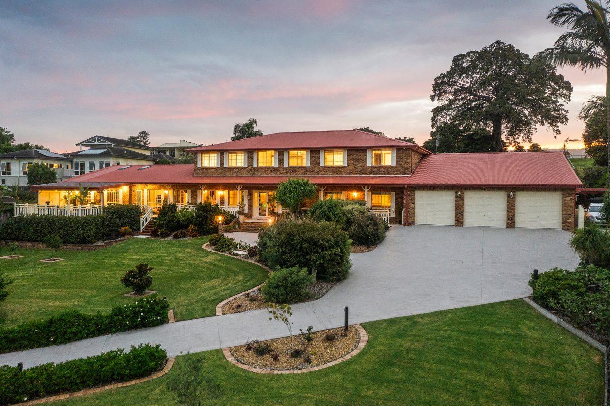 Front and driveway at 5 Bele Place in Kiama