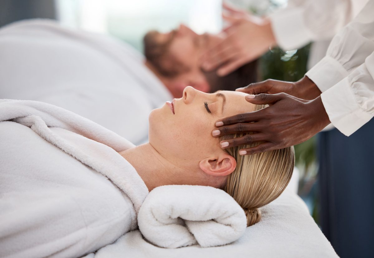 couple getting a spa massage