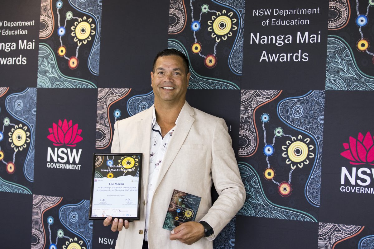 Proud Dharawal man Lee Moran receives an award for his 'Deadly Dharawals' program at Koonawarra Public School. 