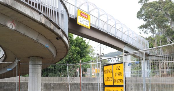 Footbridge connecting TAFE, uni to close for a month as part of Mt Ousley Interchange work