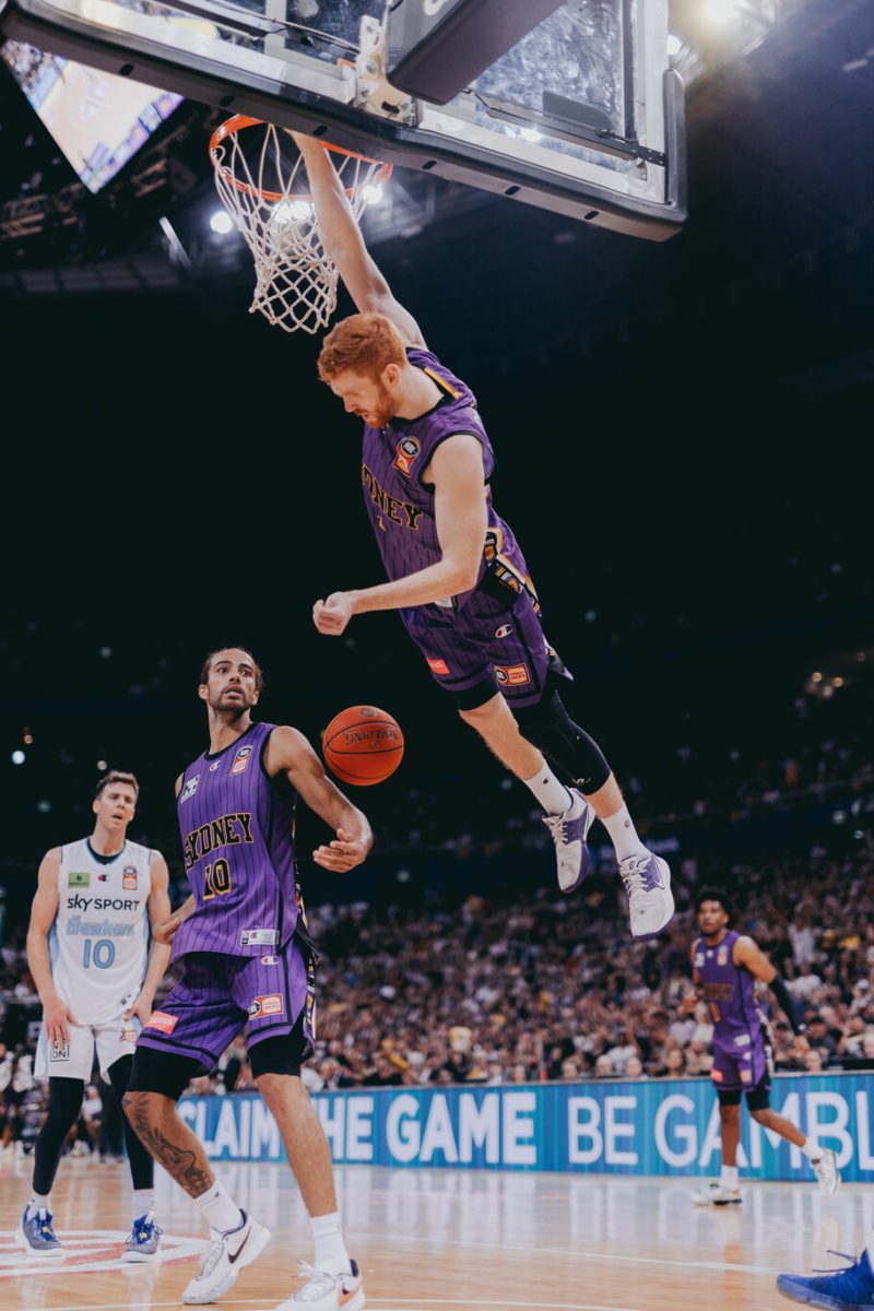 basketballer dunking