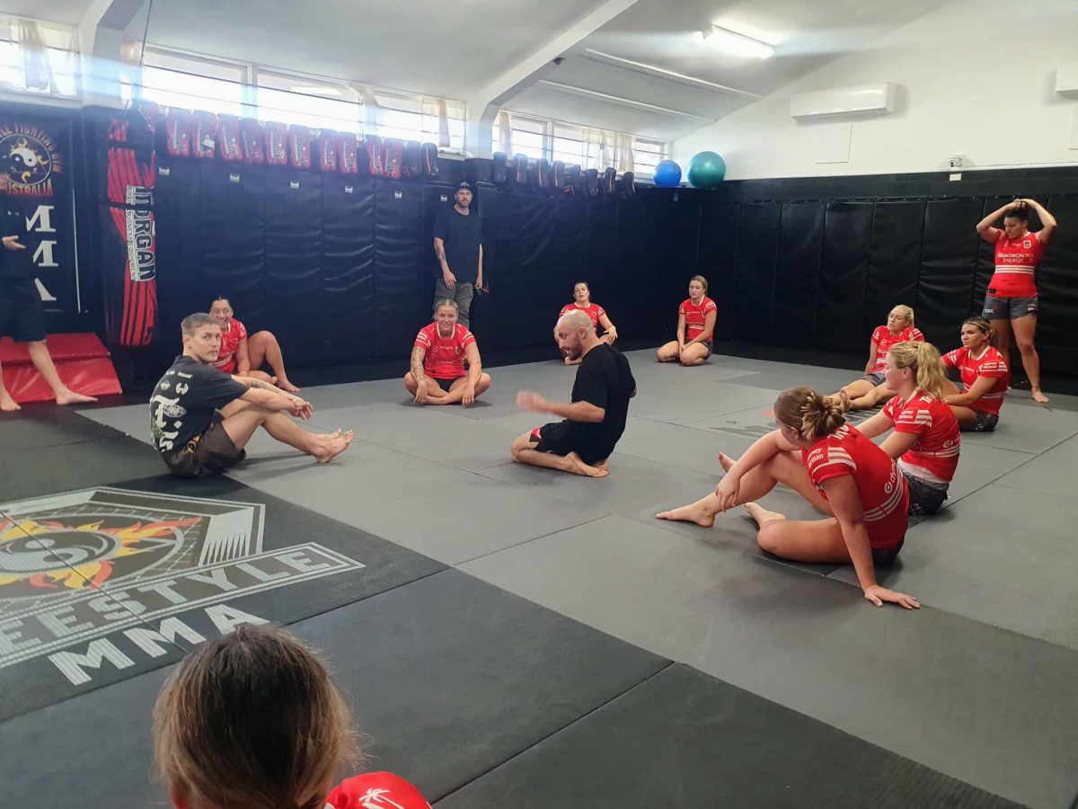 Alexander Volkanovski and Colby Thicknesse share tips of the trade with the NRLW St George Illawarra Dragons.