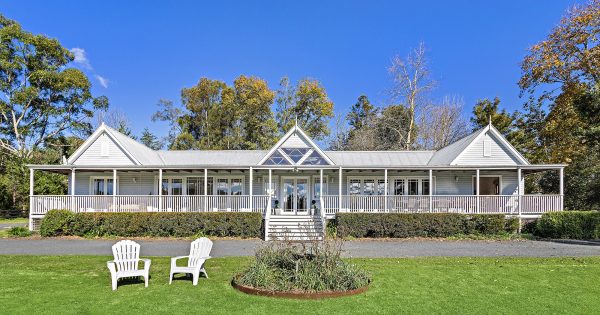 This Kangaroo Valley riverfront retreat combines rural charm and luxury