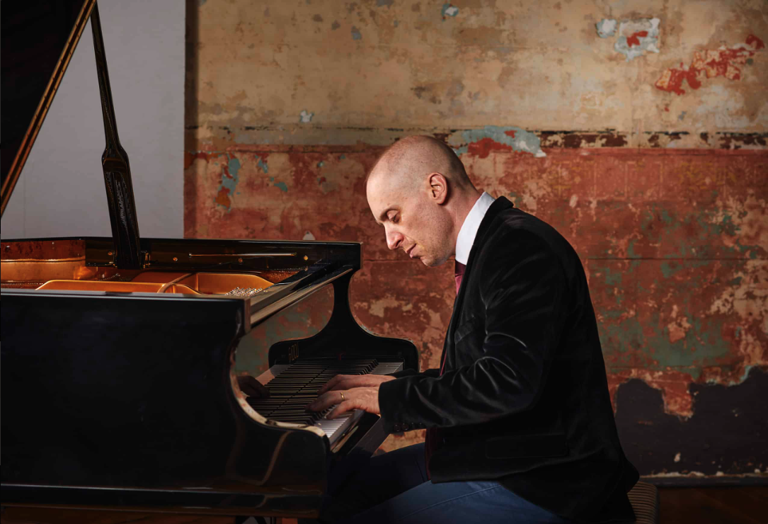 Renowned classical pianist Simon Tedeschi will be in Wollongong for a concert dedicated to Medecins Sans Frontiers.