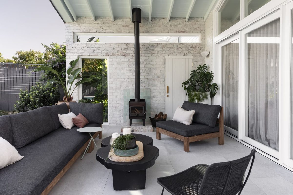 Outdoor fireplace