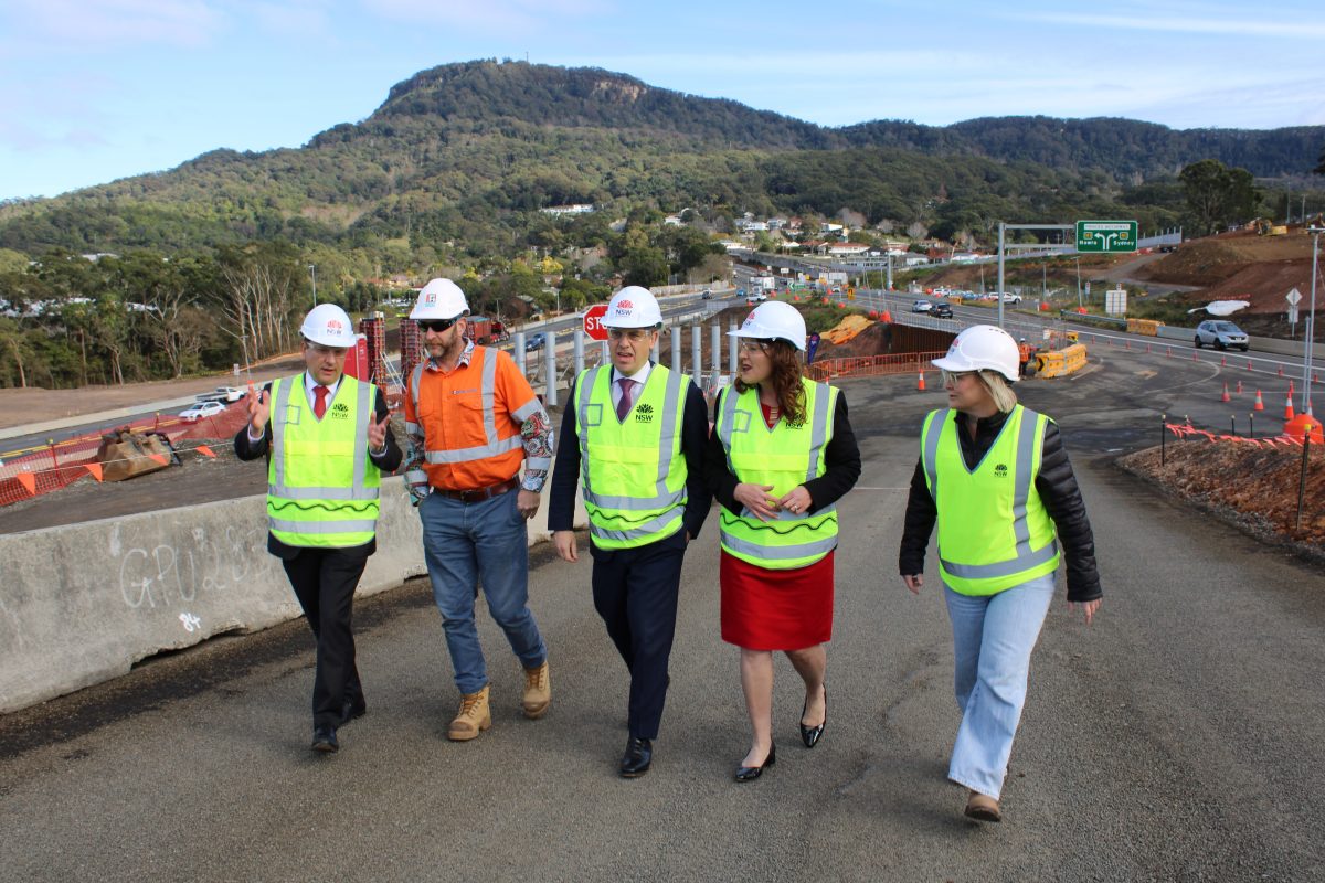 Minister Paul Scully, Minister Ryan Park and Cunningham MP Alison Byrnes with Fulton Hogan and TfNSW representatives.