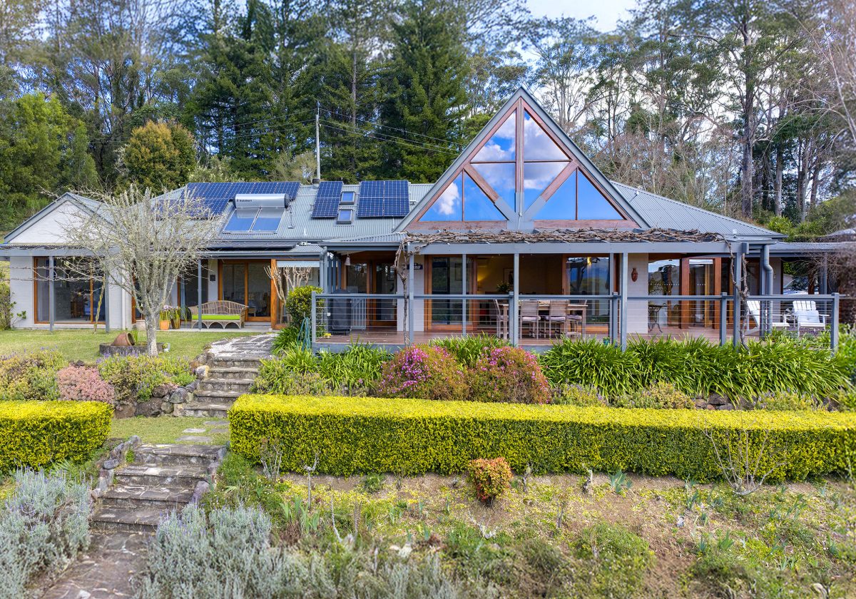 The main residence is built with presence: strong lines, timber beams and a cathedral ceiling that lifts the central living space skyward.