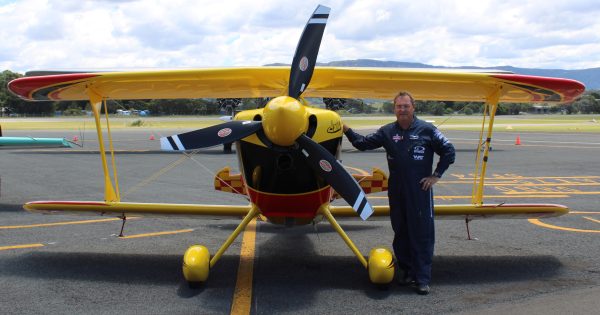 Illawarra airshow gets its wings back with aerobatic pilot at the controls