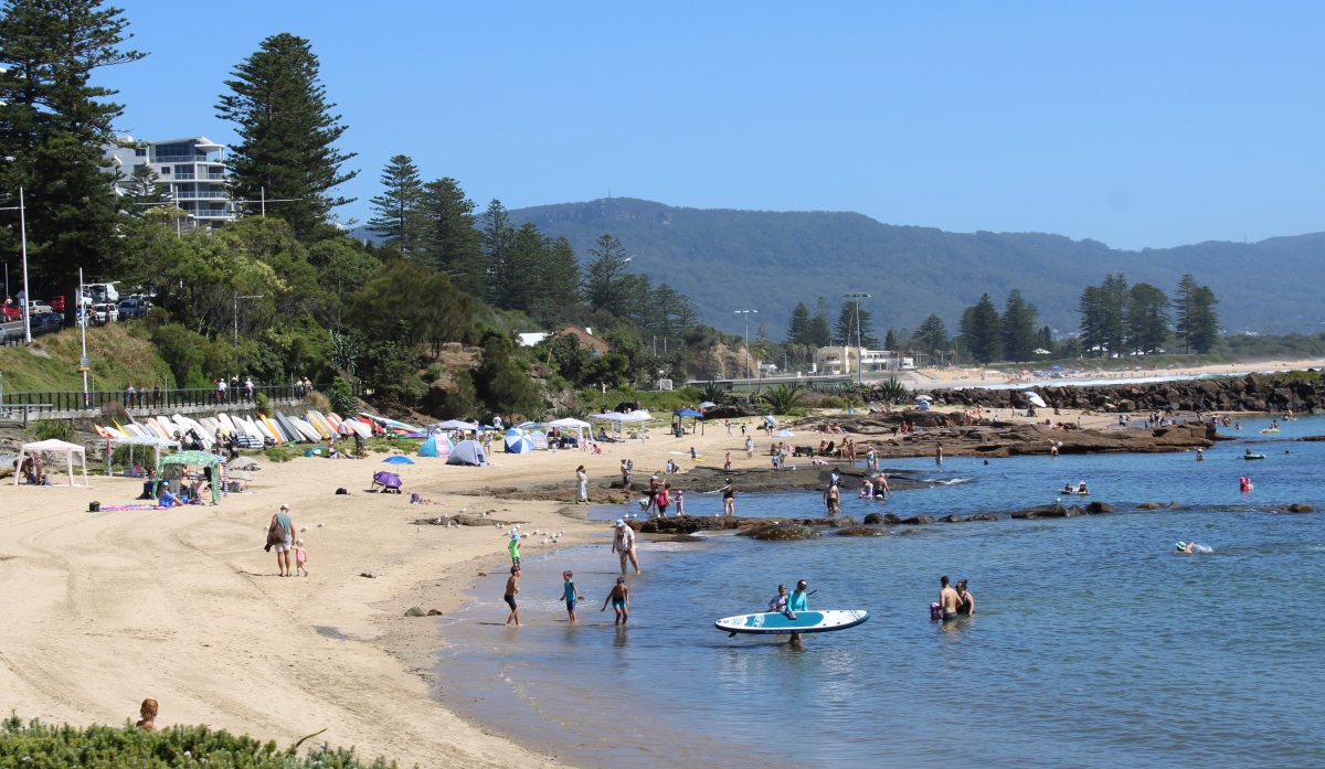 Belmore Basin wollongong people enjoying water