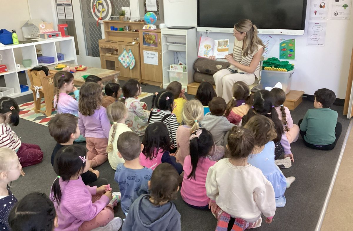 Alexia Paglia reading book to children